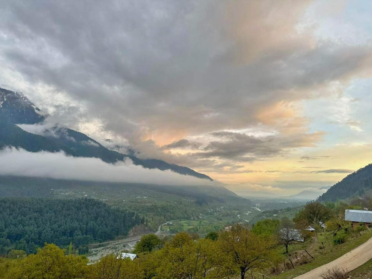 Cliff Cottage Pahalgam, Kashmir Batakut Exterior photo